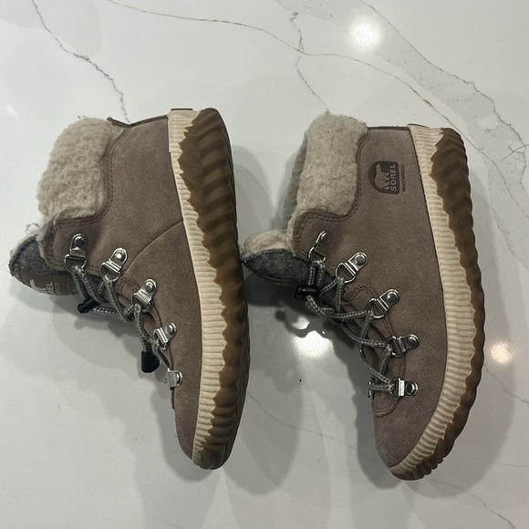 Girls Sorel Boots - Waterproof - Picture 3 of 5